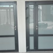 Hliníkové dveře, RAL 7016, sklo mléčné